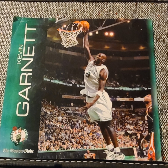 2010-2011 The Boston Globe Kevin Garnett (Hall of Fame) Small Poster. - Picture 1 of 5